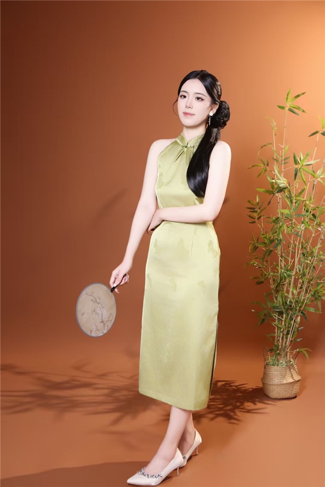 模特王歆宇；时尚优雅封面形象！荣登星周刊优秀新人榜