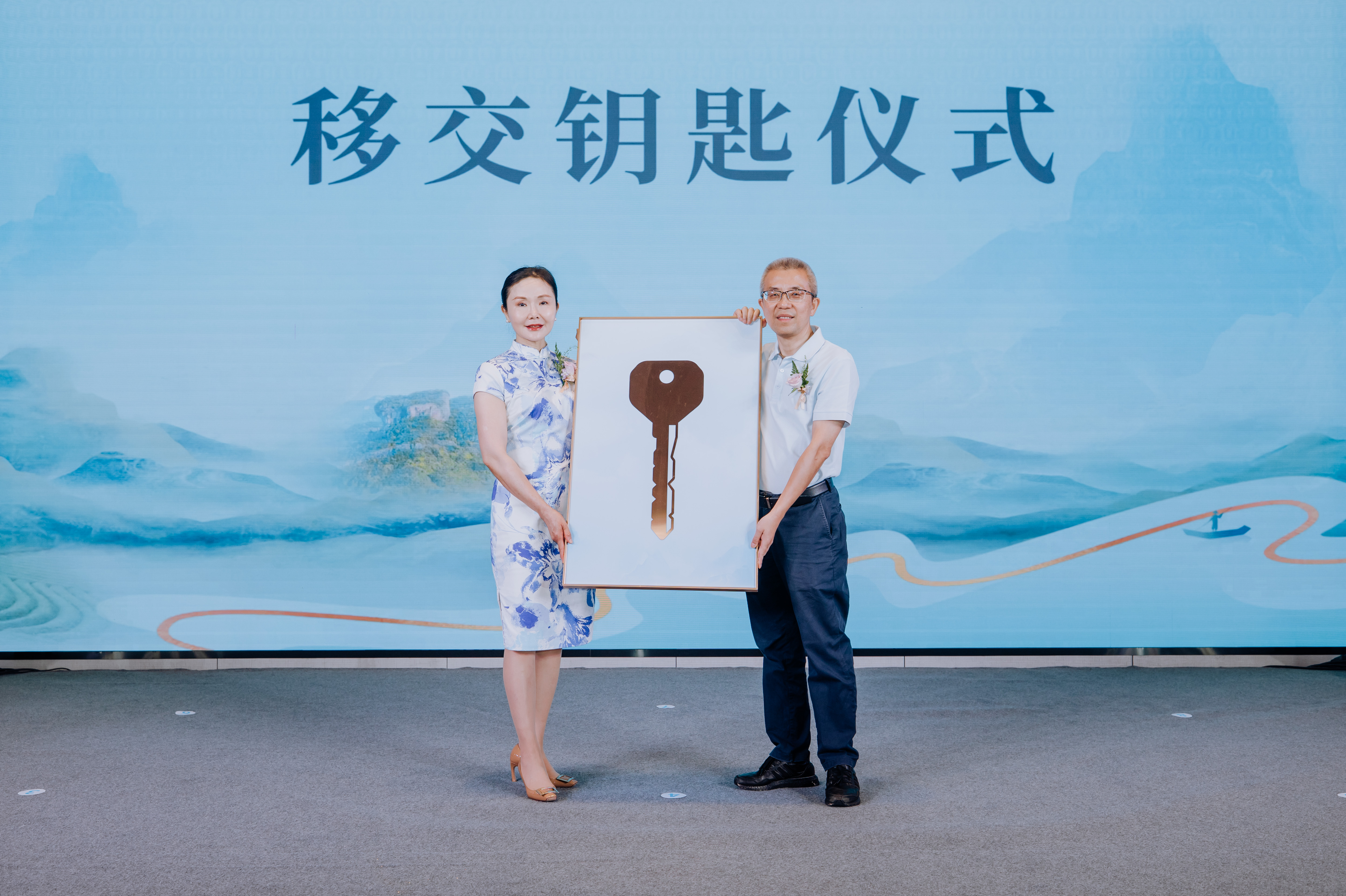 武夷山憬居度假酒店暨云水堂康养中心开业仪式移交钥匙环节.jpg