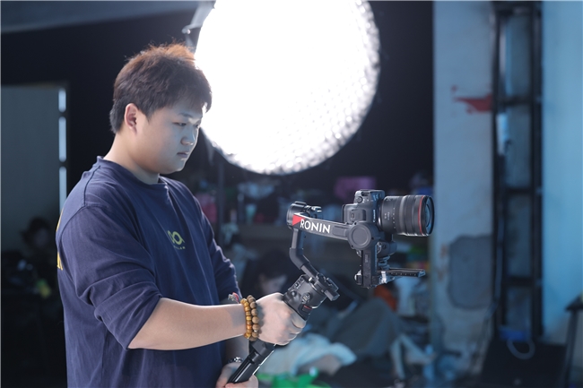 打造明星感直播，头部团播直播间深度部署佳直播解决方案