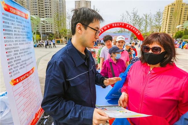 国网香河县供电公司:开展安全宣传咨询日活动 共筑安全生产“防火墙”(图2)