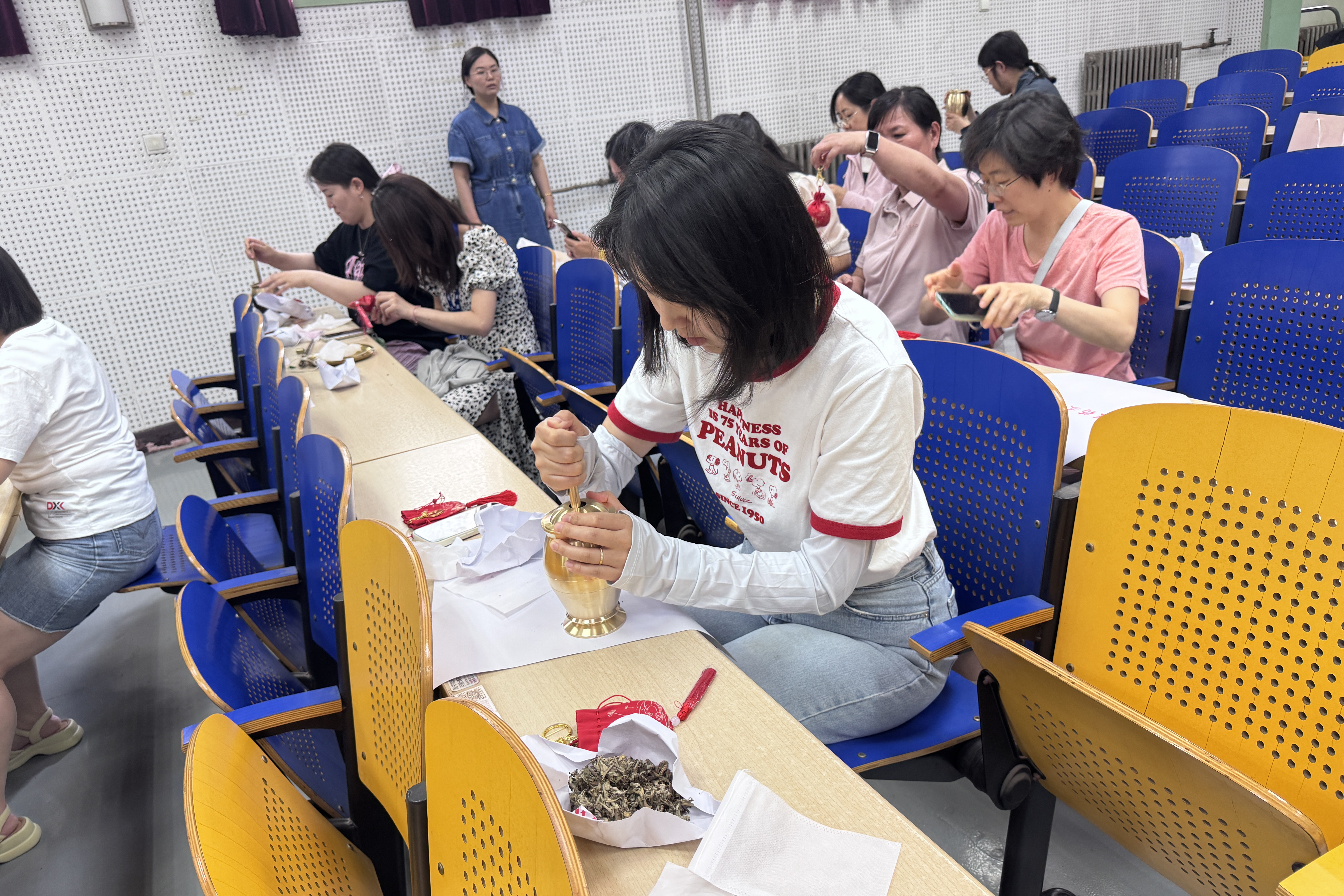 岐黄薪火照校园 药王节里话传承 北京同仁堂点亮文化传承新图景