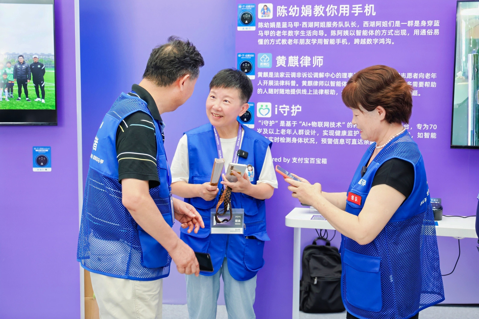 志愿者阿旺（中）参加蓝马甲助老活动.jpg