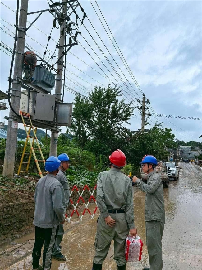 党旗引领 工会暖心 风雨同舟保光明(图1)