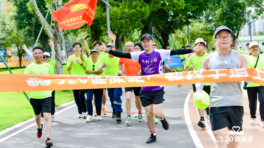 4.跑步爱好者冲线.jpg