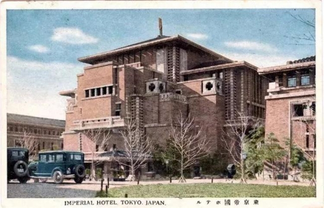 弗兰克・劳埃德・赖特与东京帝国酒店 “孔雀椅”，几何美学的经典之作