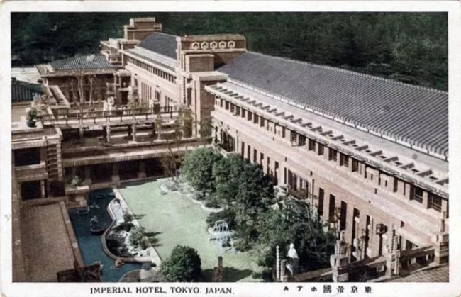 弗兰克・劳埃德・赖特与东京帝国酒店 “孔雀椅”，几何美学的经典之作