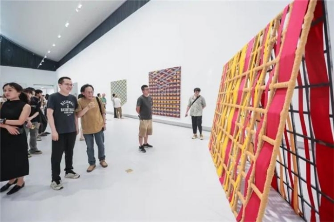 肖恩・斯库利西南首展亮相川音美术馆，当抽象艺术邂逅东西方哲学的 “崇高与虚空”