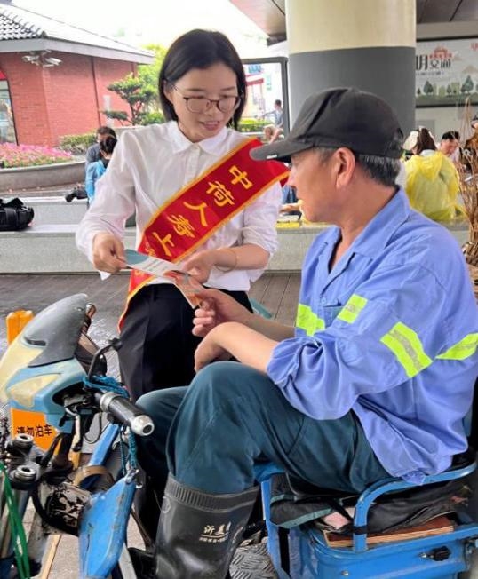 筑牢金融安全防线，守护百姓“钱袋子”——中荷人寿上海分公司开展防范非法金融活动系列宣传