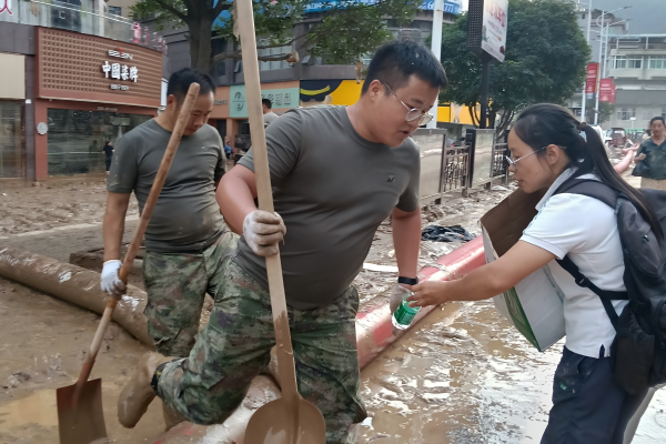 华润饮料志愿者将怡宝水送给正在救灾的消防队员(1).png