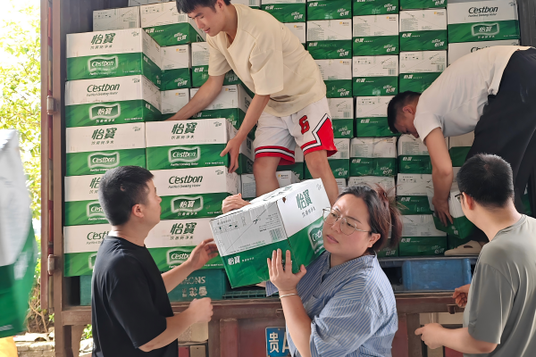 华润饮料志愿者搬运怡宝水(2).png