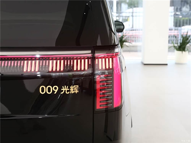 极氪 009 光辉典藏版7月5日开启交付 黑金四座旗舰售价89.9万元 
