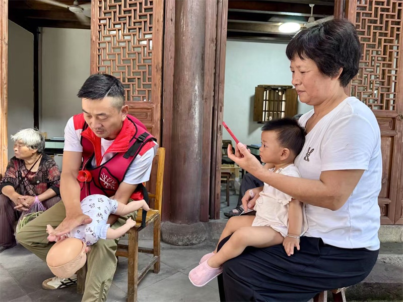 “党建引领，志愿同行”永康市红十字志愿服务活动走进象珠镇派溪吕村