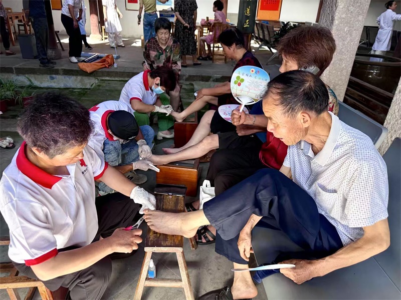 “党建引领，志愿同行”永康市红十字志愿服务活动走进象珠镇派溪吕村
