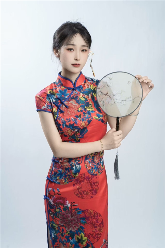 模特张红：不断挑战自己，镜头魅力展示自己的独特风格
