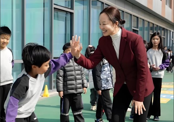 拥抱不确定，点亮无限可能：辛颖校长的教育“造光”工程