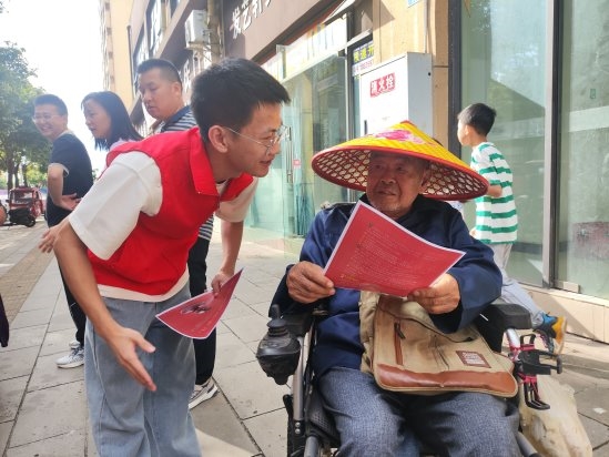 普法宣讲团下乡面对面宣传法律法规(图2)