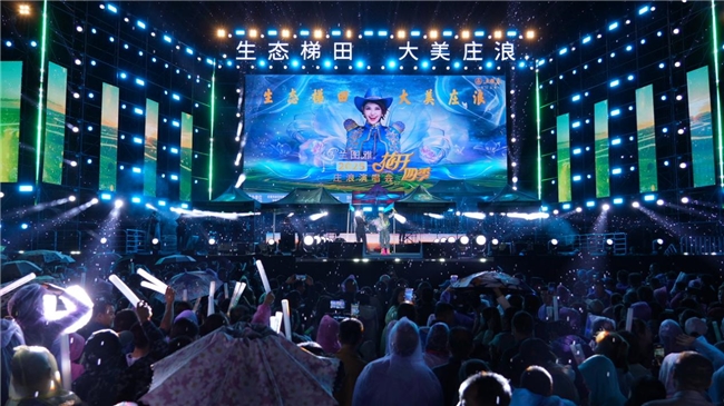 万人合唱“站在庄浪望北京”乌兰图雅庄浪演唱会上演了一场最美的雨中双向奔赴