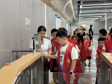 安全乘车记心间 文明出行新风尚