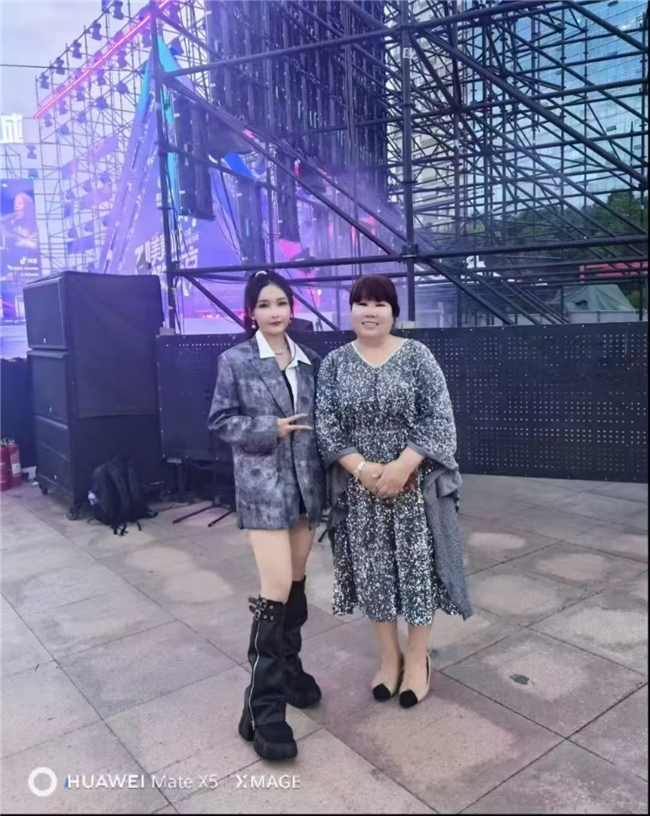 燕京啤酒青城乐活季“啤酒节”盛大启幕 索伦嘎献唱《梦回大草原》燃动青城夏夜
