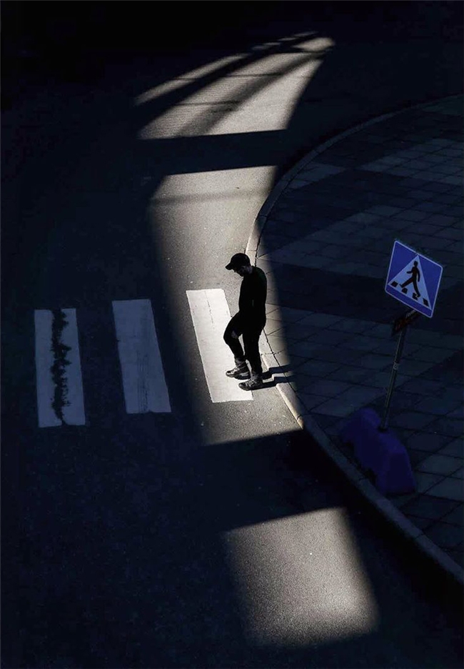 用镜头捕捉孤独，Andreas Jorgensen的城市影像艺术
