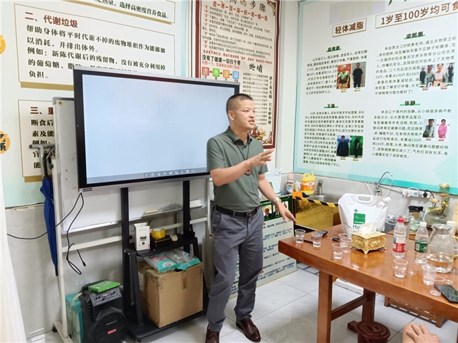 华南特殊疗法健康养生特邀华夏水务孔德龙先生走进南庄社区科普健康饮水知识