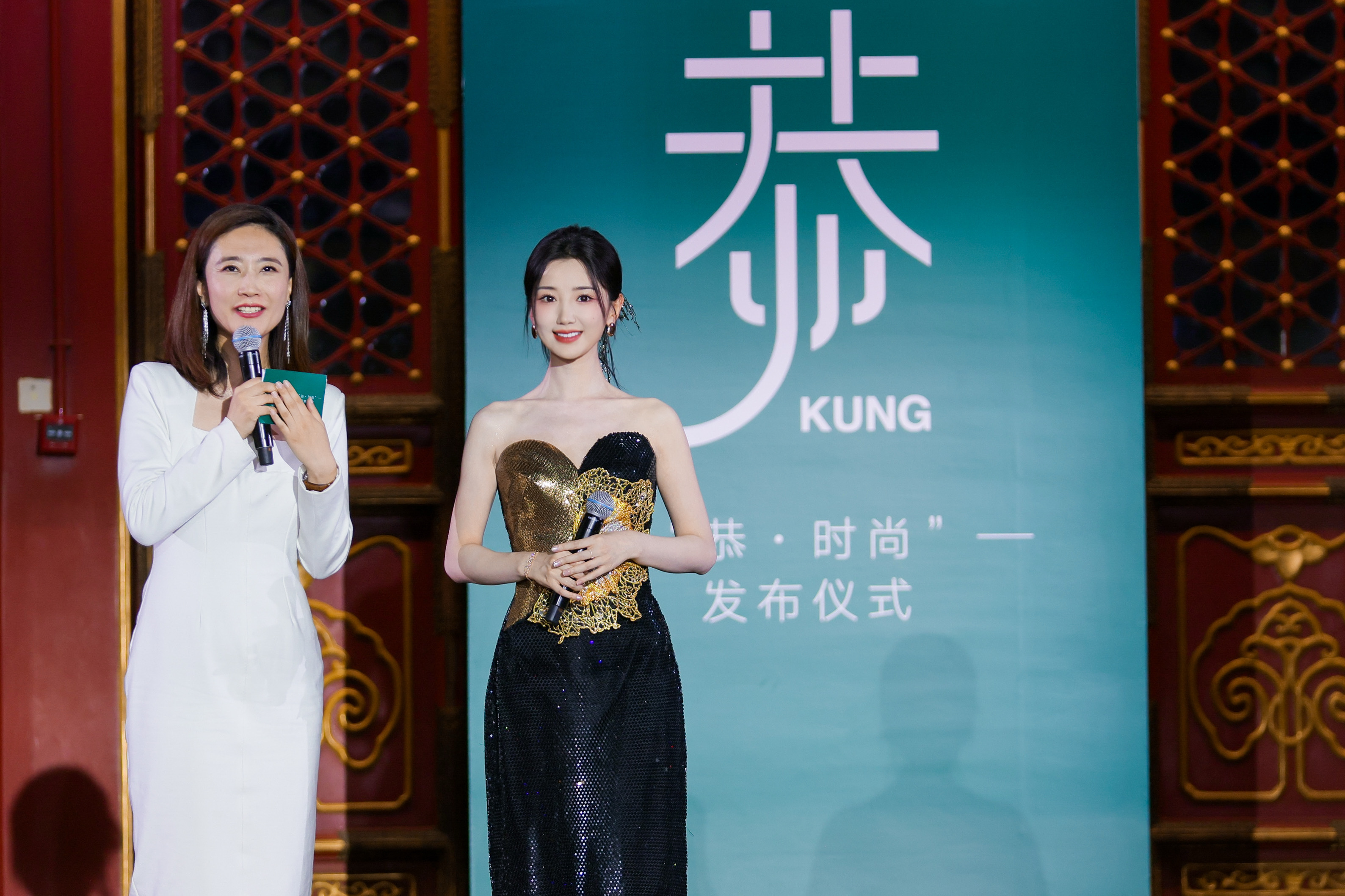 2、演员毛晓彤出席恭·时尚品牌发布仪式.JPG