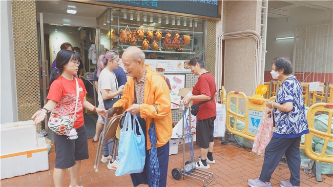 风雨无阻暖屯门 好施樂善行派饭活动传温情