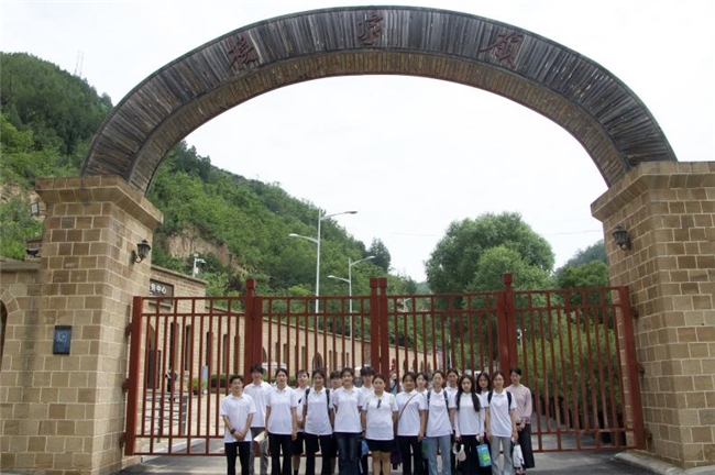 “到延安去”三秦学子圣地行 — —陕师院音乐学院文艺轻骑 红色音浪实践队追寻红色足迹，传承革命精神