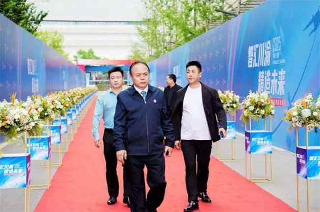 实业报国 创新引领——记江苏宏碧能源科技集团有限公司董事长蔡成建