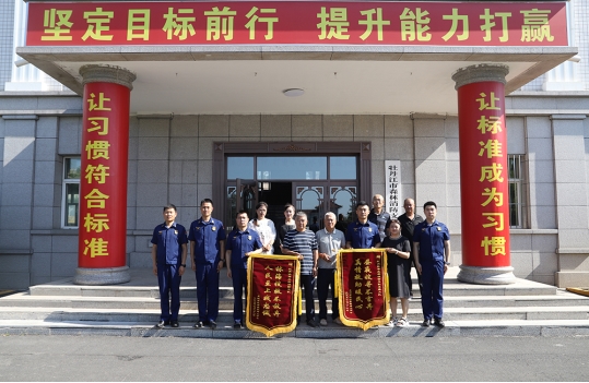 情系消防送锦旗 人民消防为人民(图1)