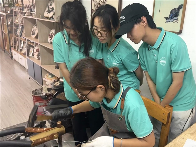 五站经纬织铁魂：合肥工业大学学子对话非遗铁画