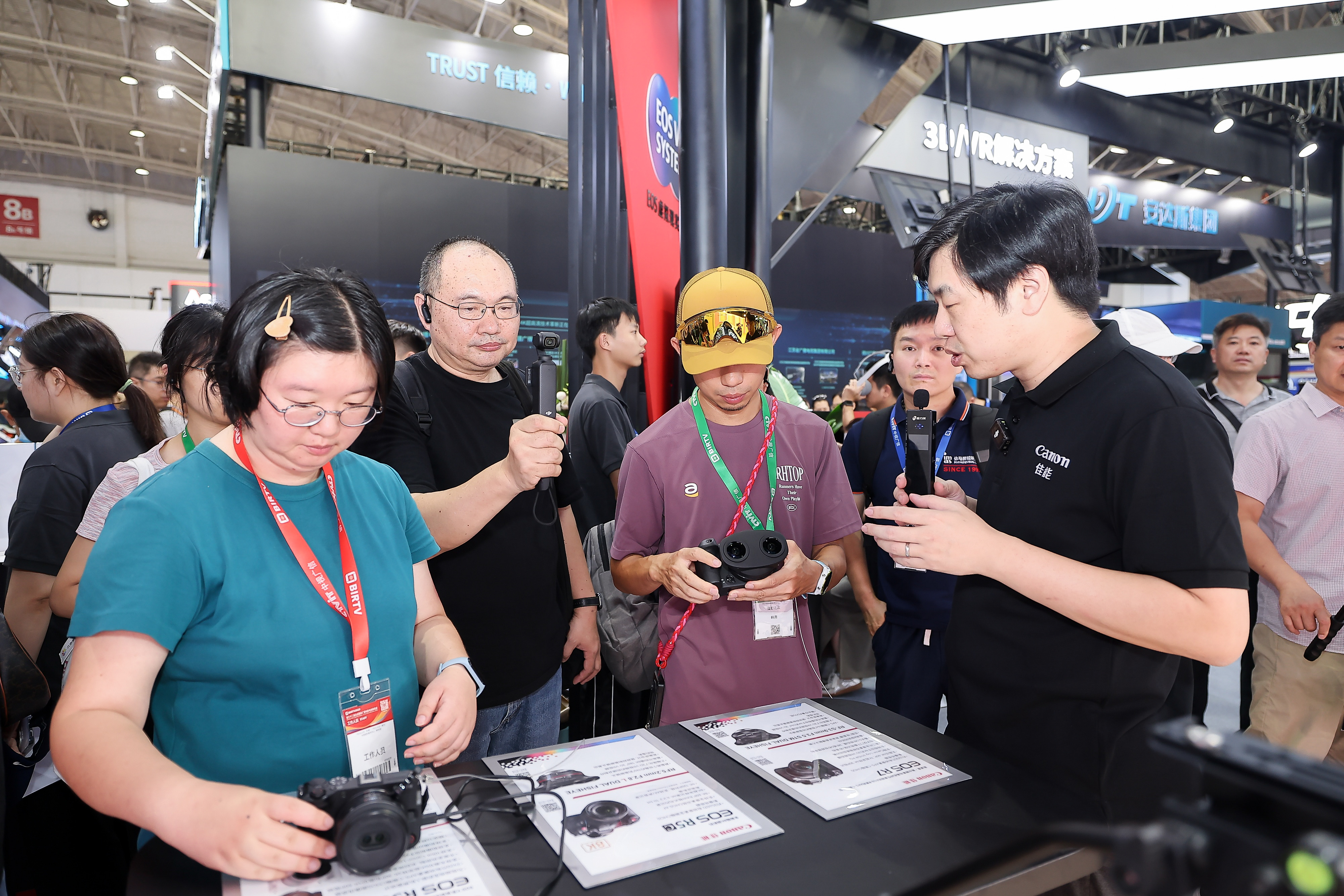 观众体验佳能3D VR镜头产品，感受身临其境的影像体验1.jpg
