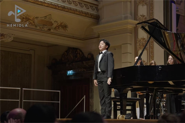 全场起立鼓掌，掌声雷动数分钟——赫米奥拉协奏曲音乐会在德国伍珀塔尔历史市政音乐厅震撼上演，获评“爆炸性成功”(图5)
