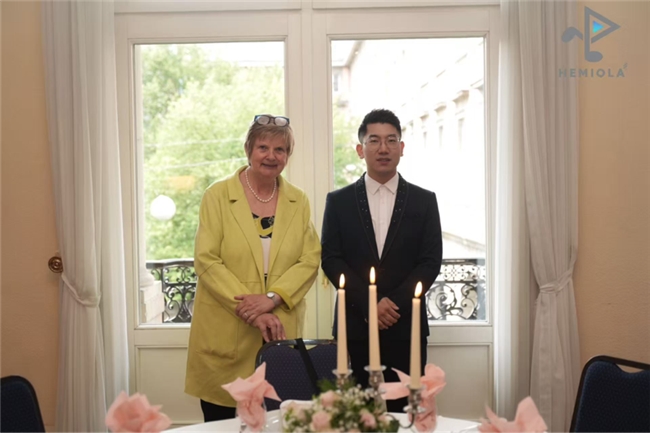 全场起立鼓掌，掌声雷动数分钟——赫米奥拉协奏曲音乐会在德国伍珀塔尔历史市政音乐厅震撼上演，获评“爆炸性成功”(图6)