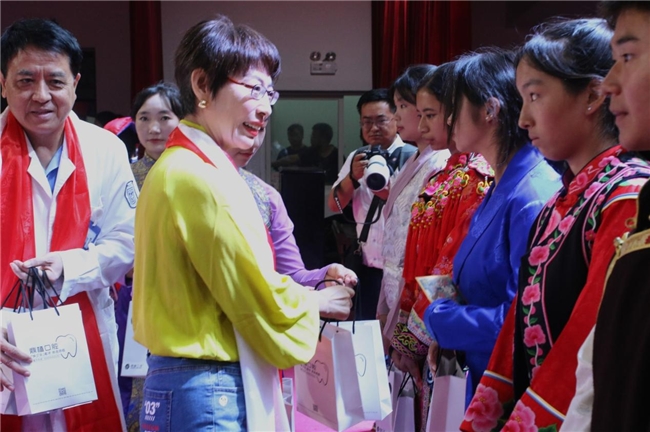 爱心跨越千里 鼎植口腔以爱助力阿坝学子逐梦