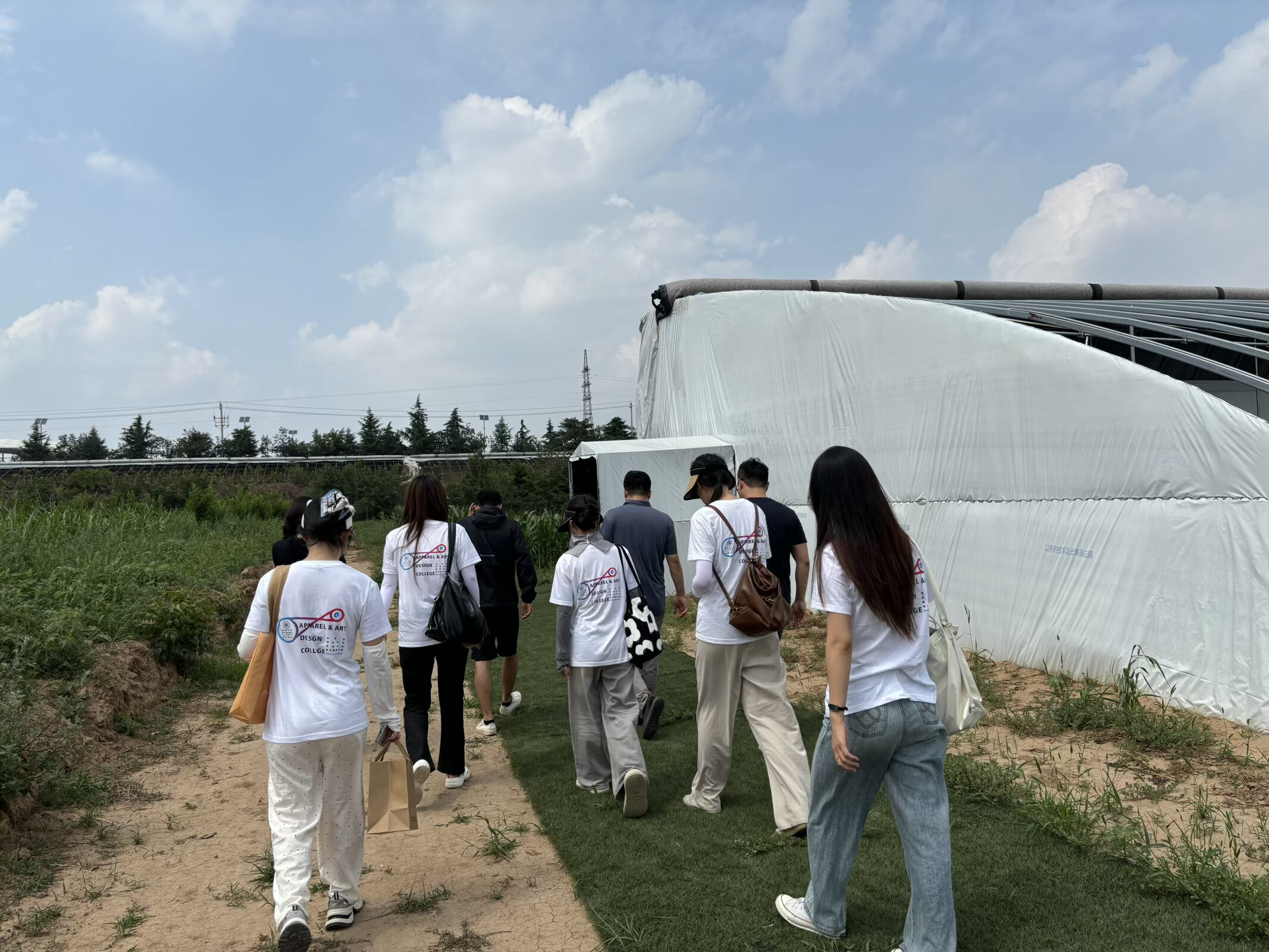 实践队参观西北农林科技大学-西小寨村农业产业园.png