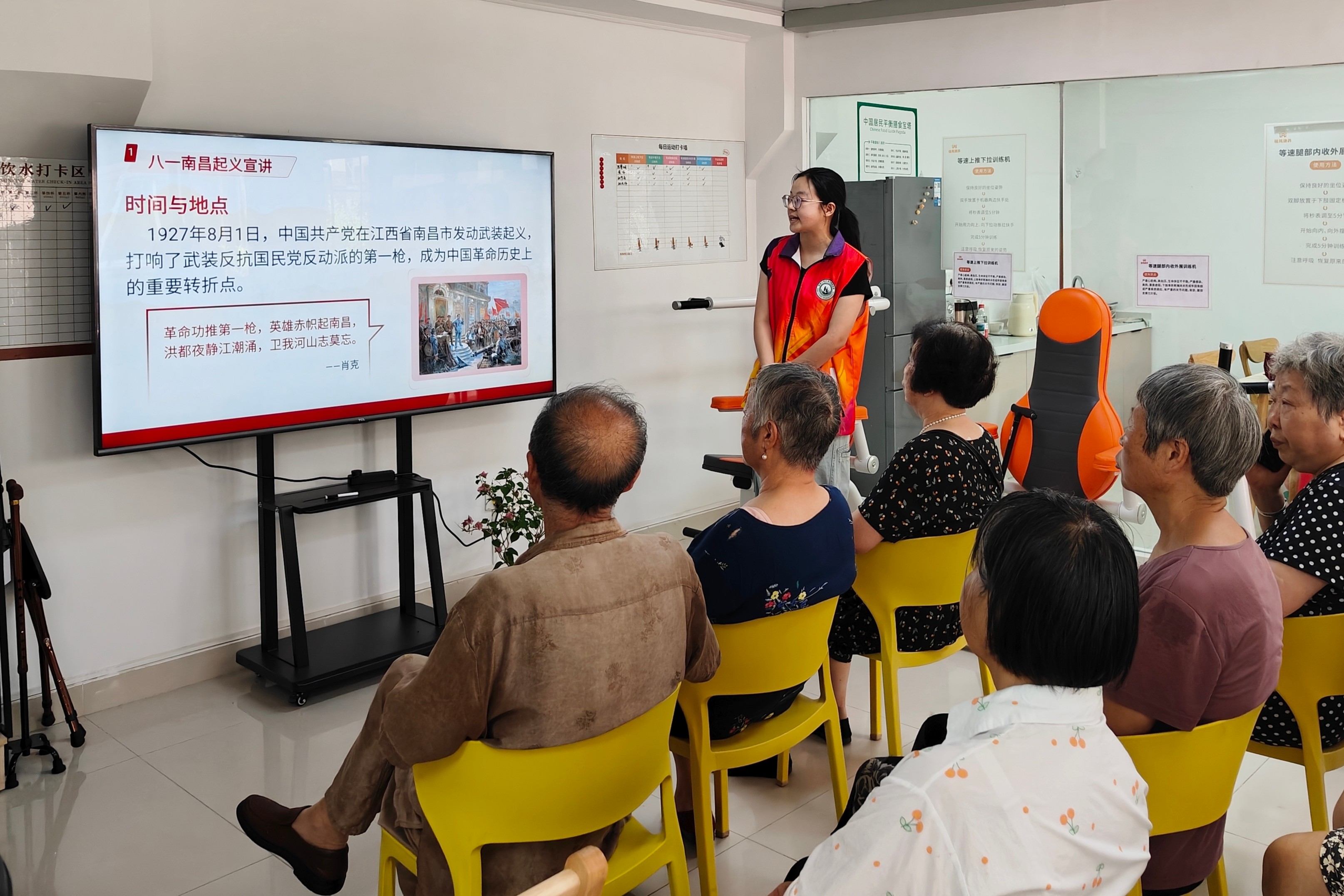 图为团队成员为老人讲解南昌八一起义的历史(1).jpg