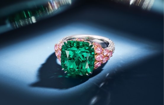 中国高级珠宝品牌——轩灵，宣布收藏一枚罕见无油Muzo祖母绿×阿盖尔粉钻