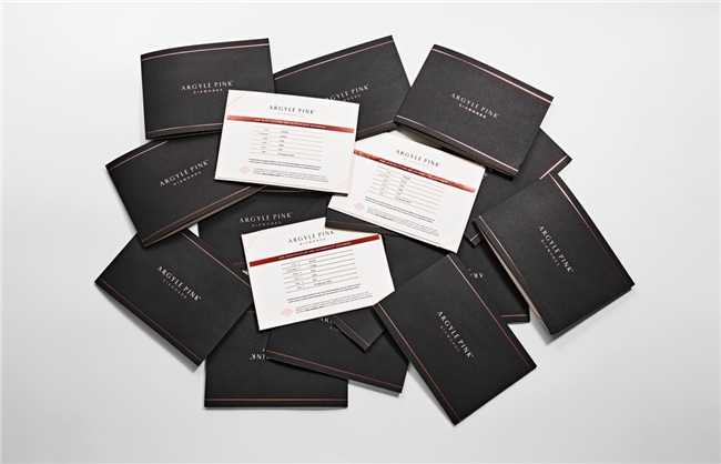 中国高级珠宝品牌——轩灵，宣布收藏一枚罕见无油Muzo祖母绿×阿盖尔粉钻