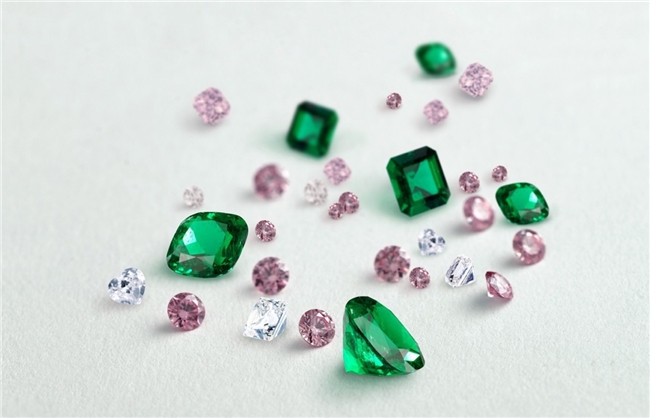 中国高级珠宝品牌——轩灵，宣布收藏一枚罕见无油Muzo祖母绿×阿盖尔粉钻