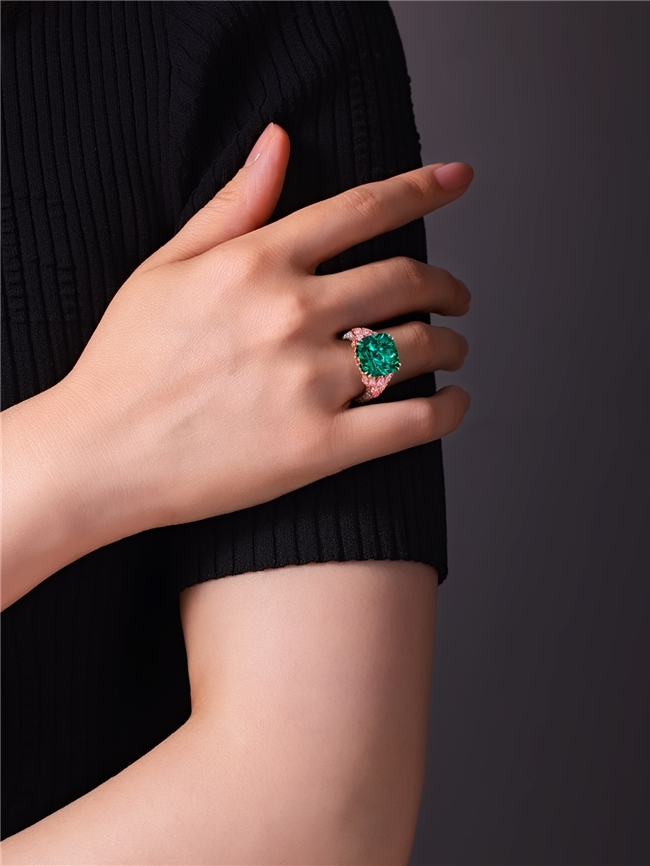 中国高级珠宝品牌——轩灵，宣布收藏一枚罕见无油Muzo祖母绿×阿盖尔粉钻