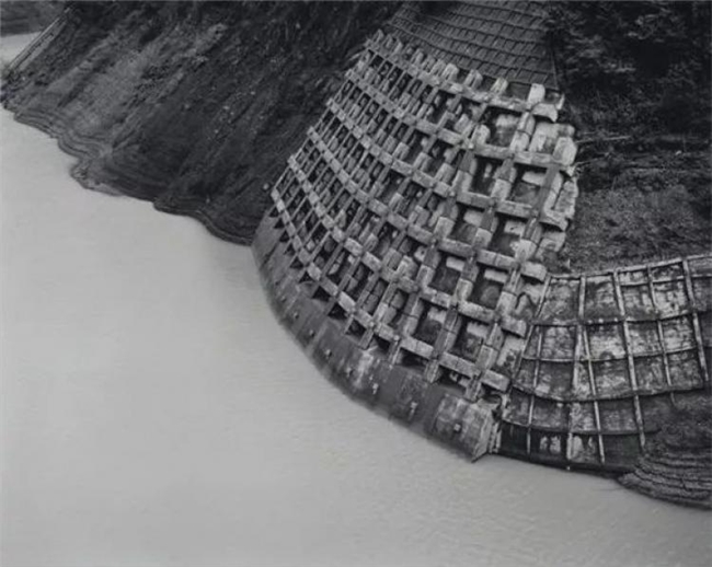 水与混凝土的对话：柴田敏雄镜头里的当代风景