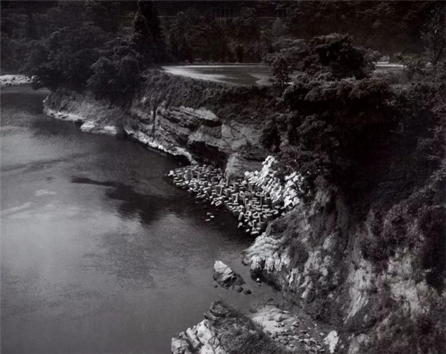 水与混凝土的对话：柴田敏雄镜头里的当代风景