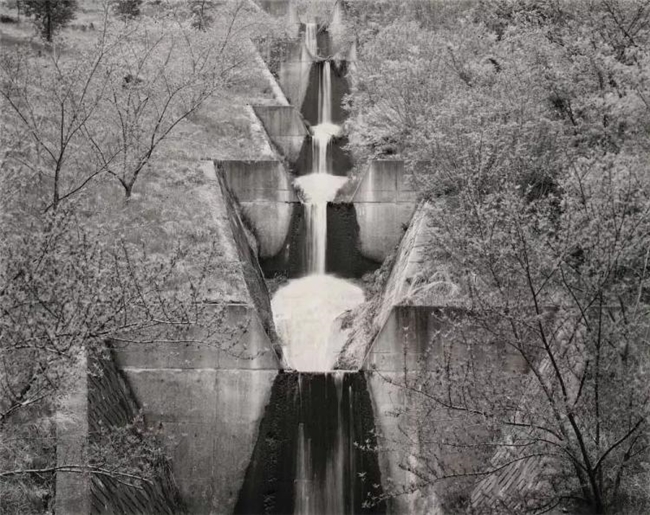 水与混凝土的对话：柴田敏雄镜头里的当代风景