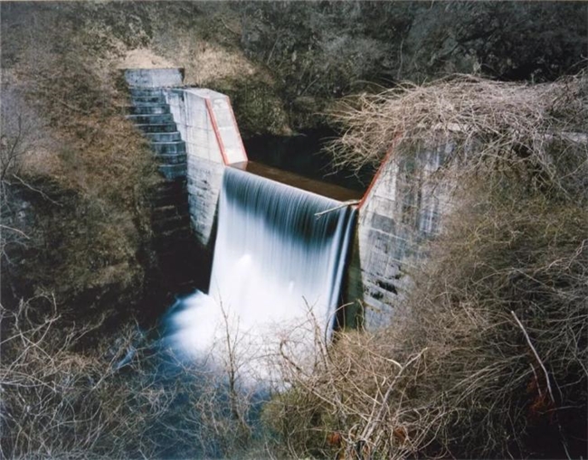 水与混凝土的对话：柴田敏雄镜头里的当代风景