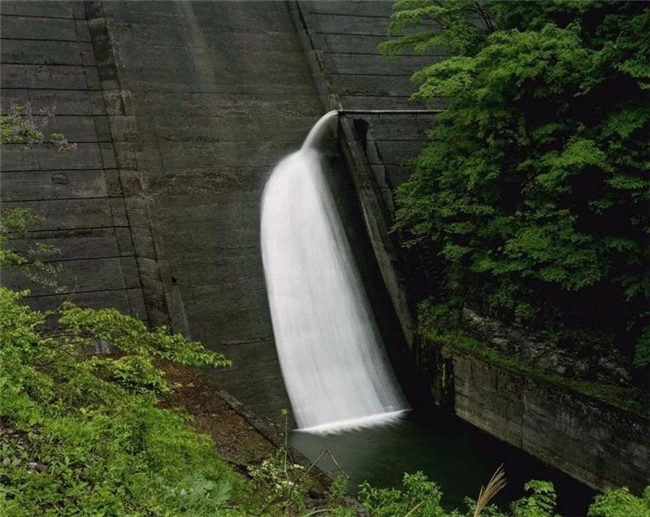 水与混凝土的对话：柴田敏雄镜头里的当代风景