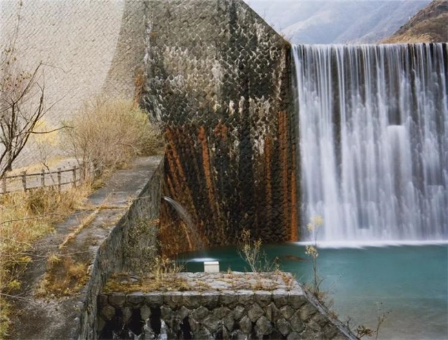 水与混凝土的对话：柴田敏雄镜头里的当代风景
