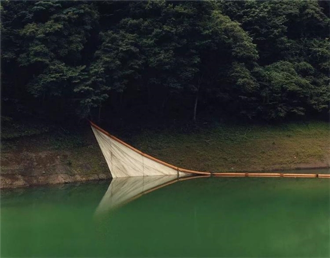 水与混凝土的对话：柴田敏雄镜头里的当代风景