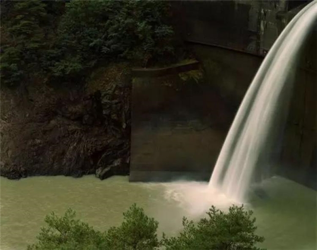水与混凝土的对话：柴田敏雄镜头里的当代风景
