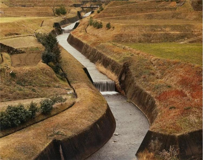 水与混凝土的对话：柴田敏雄镜头里的当代风景